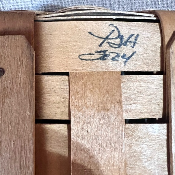 Vintage 2004 Longaberger Biscuit Basket with Wood Divider. Great Condition. - Picture 8 of 8